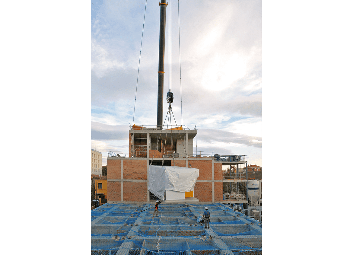 View 01 of the installation of a prefabricated module (bedroom) for the modular system. Residence for Seniors and Extension of CAP Marià Fortuny (Reus)