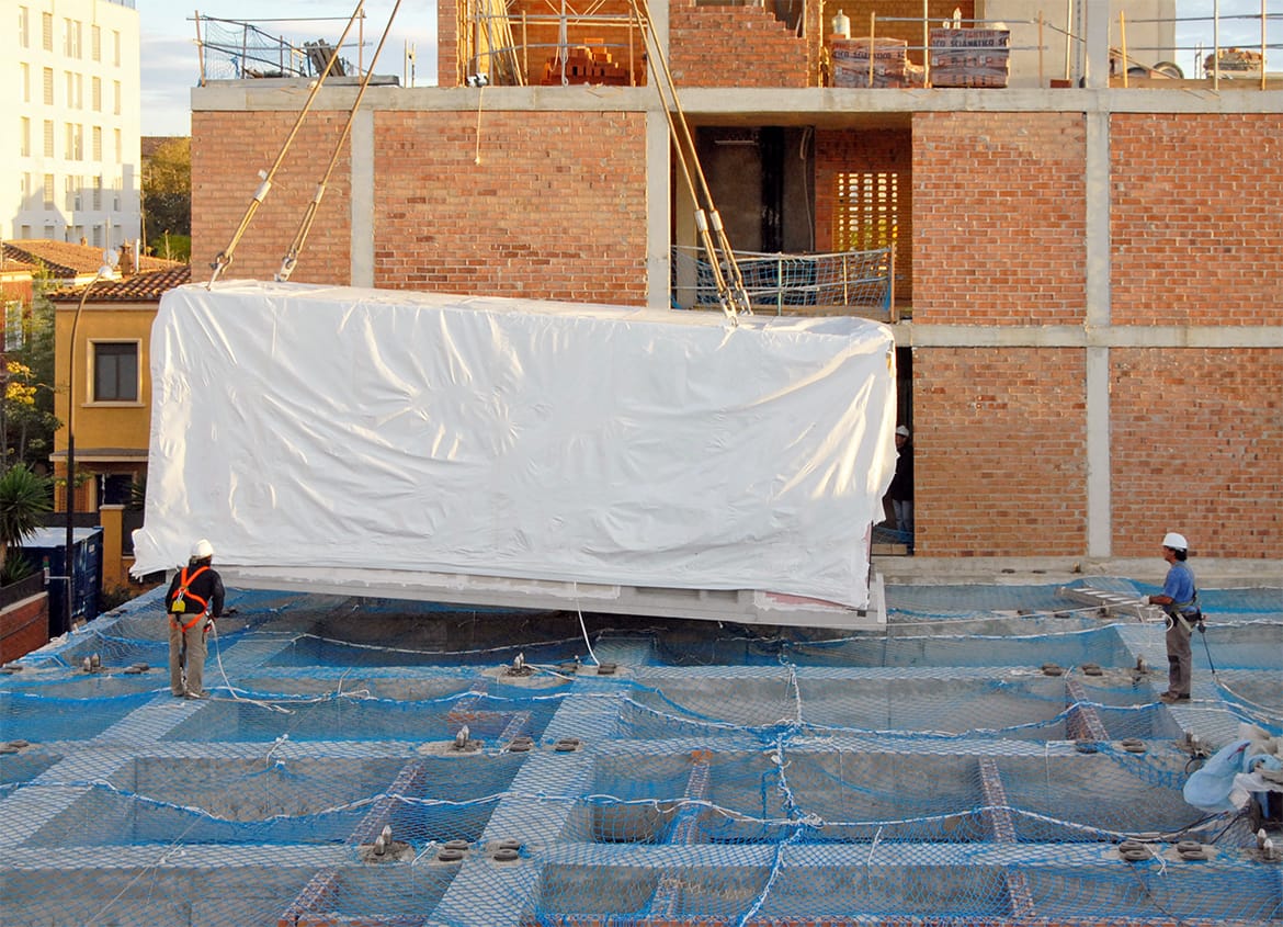 View 02 of the installation of a prefabricated module (bedroom) for the modular system. Residence for Seniors and Extension of CAP Marià Fortuny (Reus)