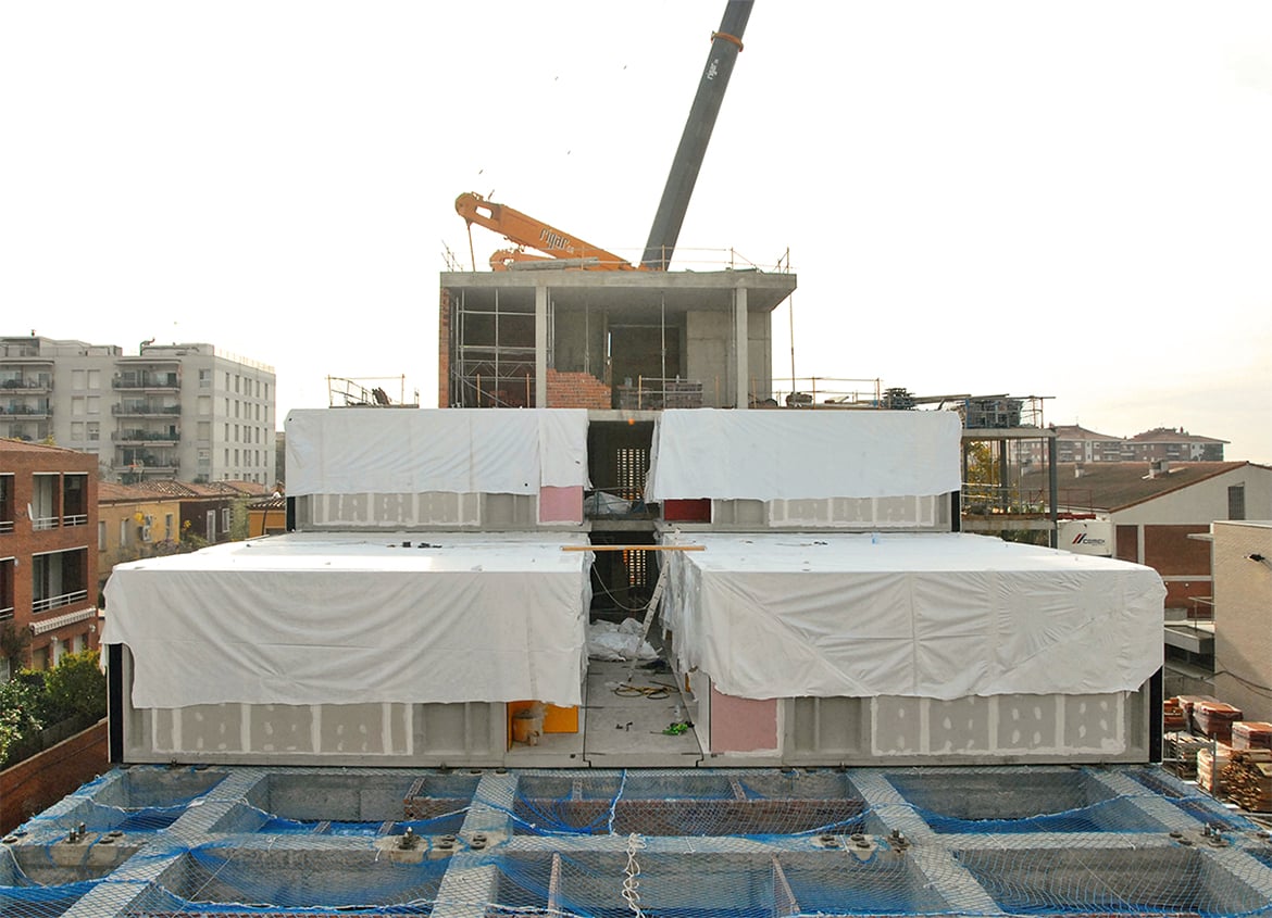 View of the construction process with the modular system (bedrooms). Residence for Seniors and Extension of CAP Marià Fortuny (Reus)